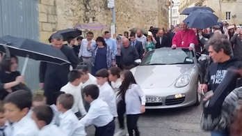 50 gyerek által húzott Porsche-fogattal mutatkozott be egy máltai pap