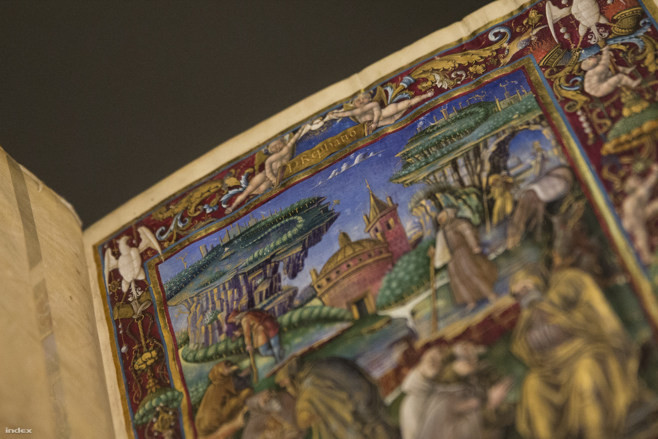 Aki kicsit közelebbről – már amennyire a biztonsági üveg engedi – szemléli a kiállított kötetek festményeit, egész sok érdekes részletre lehet figyelmes. Itt például Kelvin-Helmholtz-féle instabil felhőformák hullámoznak Iohannes Cassianus "A cönobita szerzetesek szabályai" című corvina címlapján (Buda, 1490 körül). 