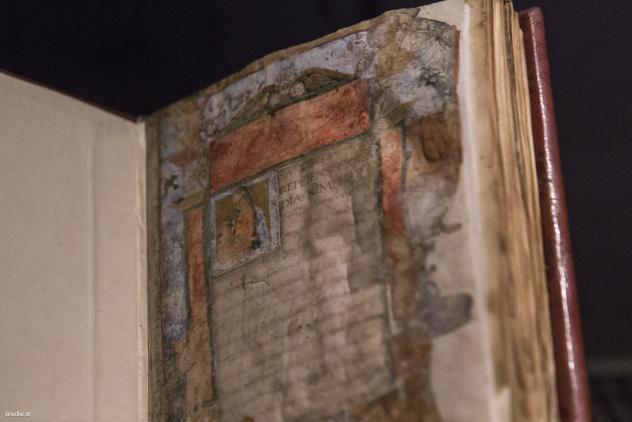 Az OSZK gyűjteményéből való ez az 1488 körül, Rómában készült kódex, Battista Mantovano karmelita szerzetes Szűz Máriáról írott epikus költeménye. A kódex sérült címlapja a gyerekcipőben járó könyvrestaurálás miatt tovább roncsolódott 1949-ben.