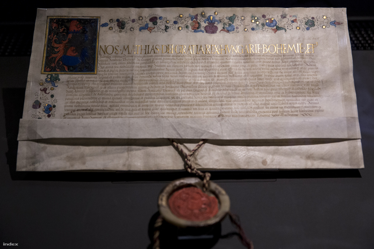 A kutatók számára azért fontosak a különböző hivatalos dokumentumok – mint például ez a címereslevél – mert pontos dátumok szerepelnek rajtuk. A fentebb látható levéllel Mátyás király megerősítette Enyingi Török Ambrus (a törökverő Török Bálint nagyapja) címerét, amit még Zsigmond király adományozott neki. A Budán, 1481. movember 26-án kelt levél díszítését maga Francesco da Castello festette, ez a dokumentum a legfőbb bizonyíték arra, hogy a milánói mester ekkoriban hazánkban járt és Mátyás udvarában alkotott, például a már említett Kálmáncsehi breviáriumot.
