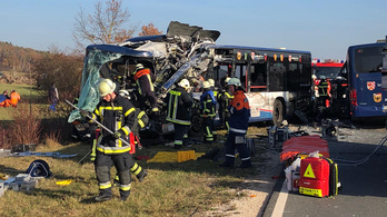 Frontálisan ütközött két busz Németországban: 40 sérült