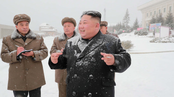 Kim Dzsongun megtekintett egy új fegyvert, és mandarint hintett a népnek