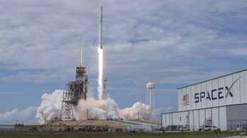 Megépítheti a globális űrinternetet a SpaceX