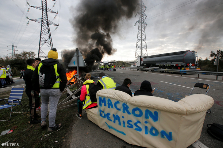 Tüntetők Macron lemondásának üzenetével egy kanapén Fos-sur-Mer-ben, Franciaországban 2018. november 19-én