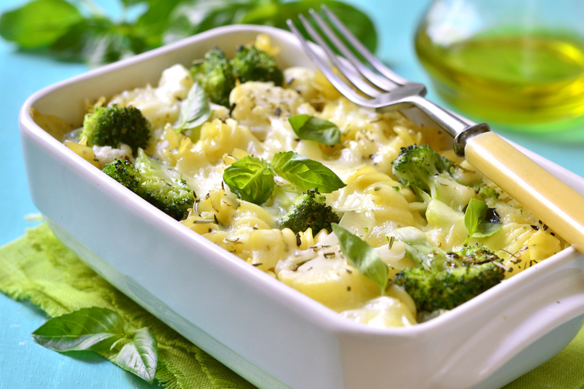 Karfiolos, brokkolis rakott tészta fűszeres, sajtos szószban sütve