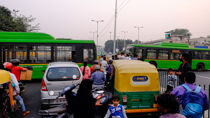 Blokád Delhi egyik főútján, először rácsokkal, majd BKV- (oké, DKV-)buszokkal