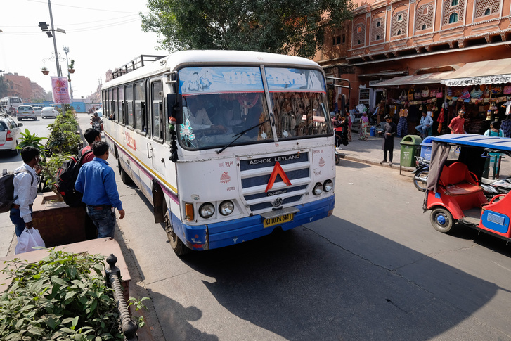Régi név, azzal majdnem egyidős busz: Leyland (Ashok Leyland) a Szelek Palotája előtt, Dzsaipurban