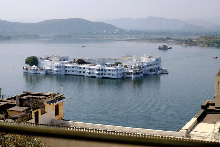 Udaipur hegyi város, körülötte több tó is található. A legnagyobb tavon pedig ez itt, a Jag Niwas, az Úszó Palota, ami ma már szálloda