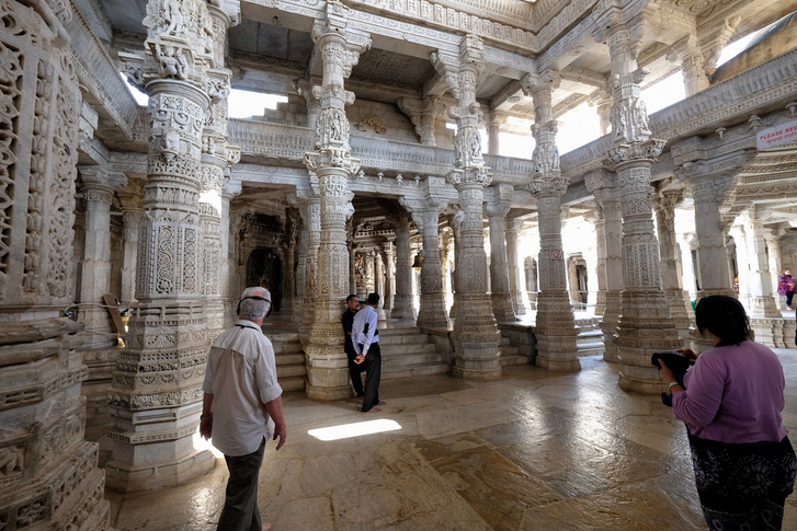A ranakpuri jain-templom tiszta márvány, s 1444 oszlop található benne