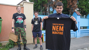Román rendőri fellépés a Nagy-Magyarország pólók viselői ellen