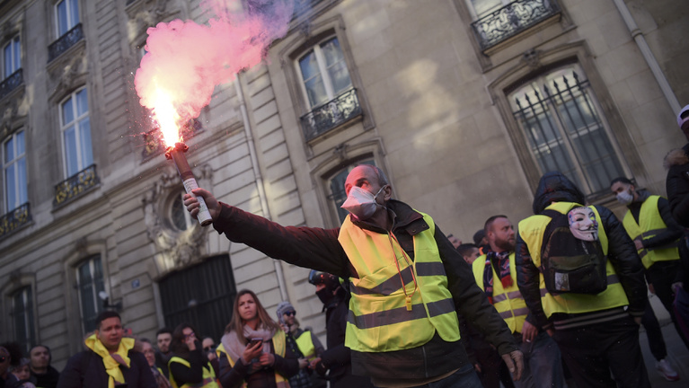 Párizsba vonulnak az útblokádokat emelő sárga mellényesek