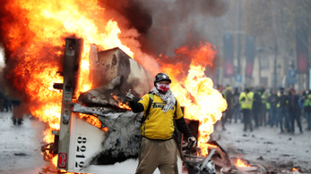 Könnygázzal oszlatják a tüntetőket Párizsban