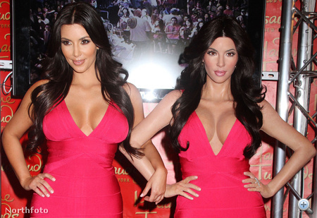 Kim Kardashian (balról) és viaszmása (jobbról)