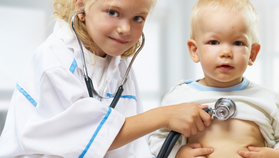 Atópiás dejmatitisz - a kétéves kislány nem fél az orvostól