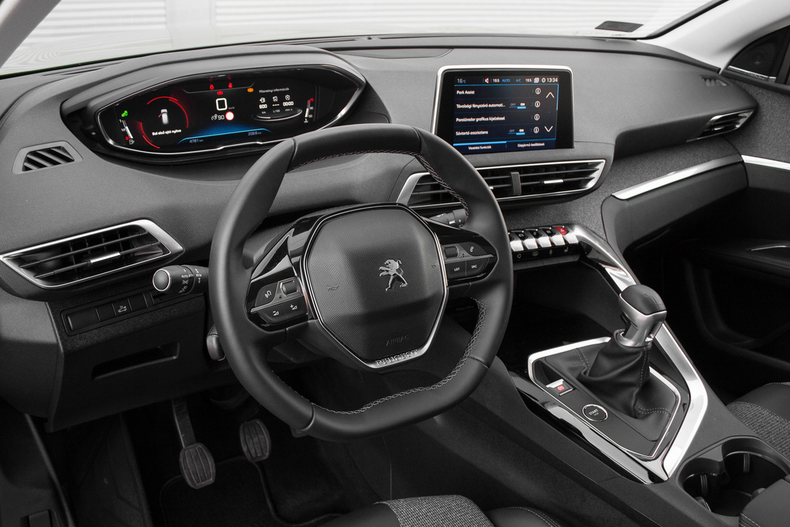 Mivel trendi és modern, ezért nyilván az i-Cockpit nevet kapta a Peugeot új műszerfalkialakítása