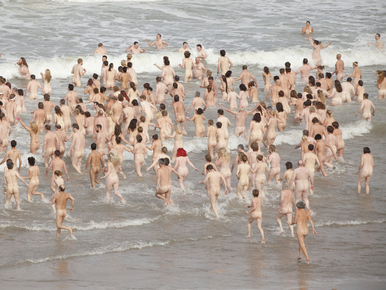 Megdöntötték a meztelen fürdőzés Guinness-rekordját