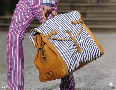 Így vonszolták a hatalmas táskákat a modellek a Roberto Cavalli-bemutatón