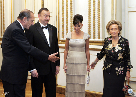 Mehriban Aliyeva 2007-ben férjével, Ilham Aliyevvel vett részt egy elnöki vacsorán Párizsban, Jacques Chirac-kal és nejével,  Bernadette Chirac-kal. 