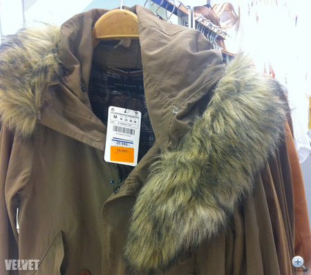 Szőrös kapucnis dzseki is van a Zara kínálatában.