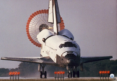1992. július 9. A rekordhosszú, csaknem 14 napig tartó STS-50-es küldetésről visszatérő űrsikló a Kennedy űrközpont leszállópályáján. 