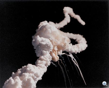 A Challenger űrsikló 73 másodperccel a felszállás után 17 kilométeres magasságban felrobbant és darabokra szakadva a tengerbe zuhant. 