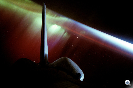 1994. október elején készült ez a fantasztikus fotó az STS-68-as küldetésen lévő űrsiklóról és a Déli Fényről.