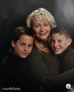 Nikolas, anyja és bátyja 2000-ben egy portrén