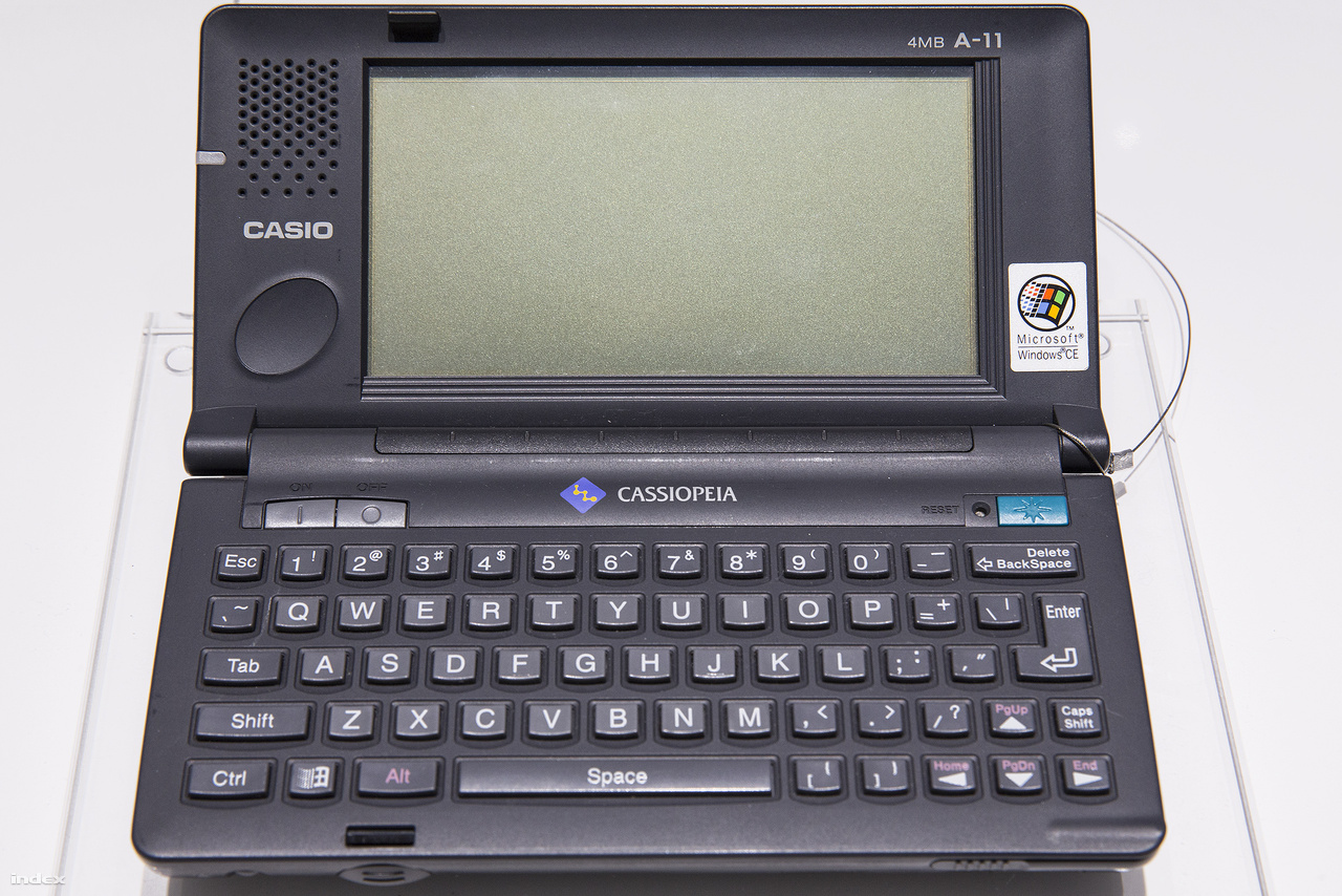 CASSIOPEIA (A-10/11). A Casio kis kézi számítógépét 1996 novemberében mutatták be, a főként Észak-Amerikában forgalmazott készüléken Windows CE operációs rendszer dolgozott.