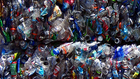 Kaszinódolgozóknak gyártanak ruhát újrahasznosított műanyagpalackból