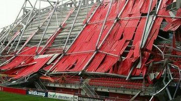 Egy halott, 13 sérült a Twente-stadion leomlott teteje alatt