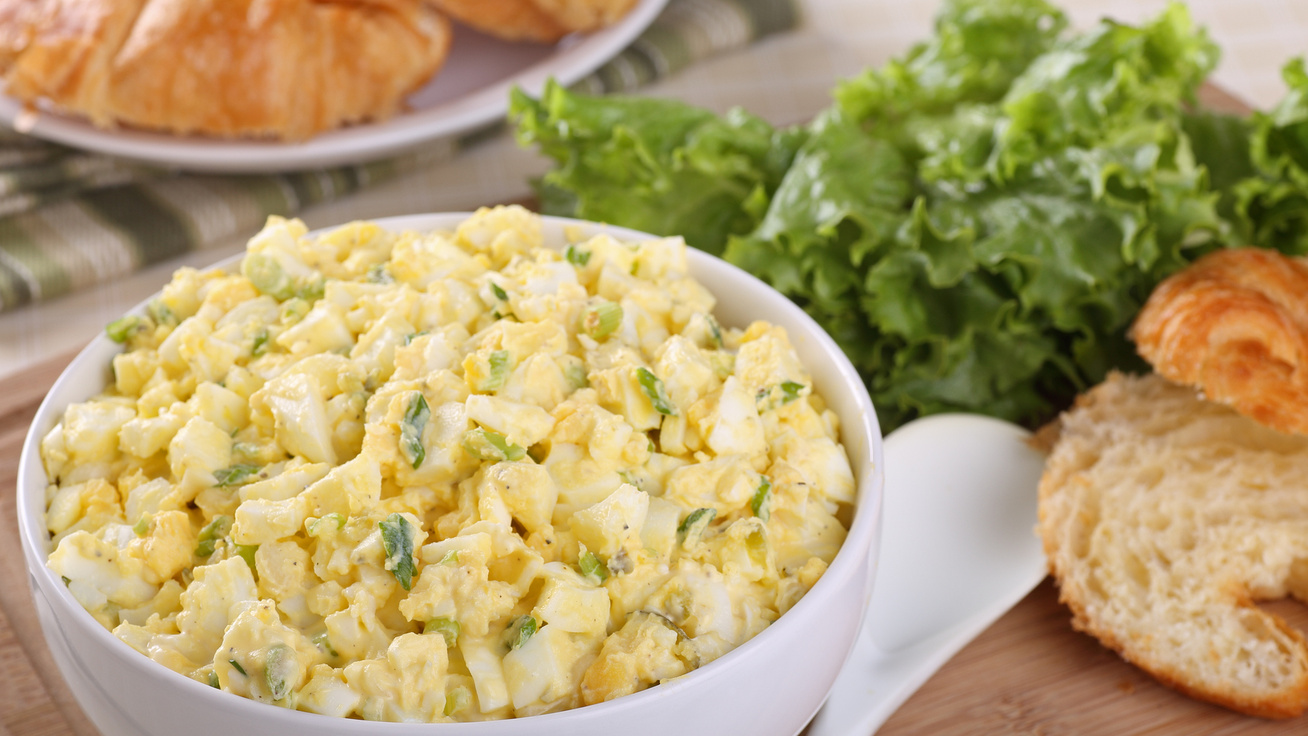 Hagymás, majonézes tojássaláta: picit édes, picit savanykás