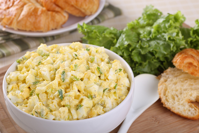 Hagymás, majonézes tojássaláta: picit édes, picit savanykás