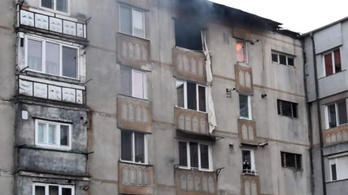 Integetett családjának, majd levetette magát a lakását felrobbantó katona Besztercén