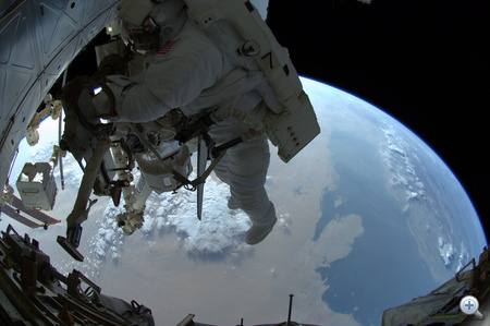 2011. július 12. Ron Garan amerikai űrhajós, az ISS legénységének tagja a keddi űrsétán. Alatta a közel-keleti térség és a Perzsa-öböl. A képet a hatórás űrsétán résztvevő másik ISS-űrhajós, Mike Fossum készítette.
