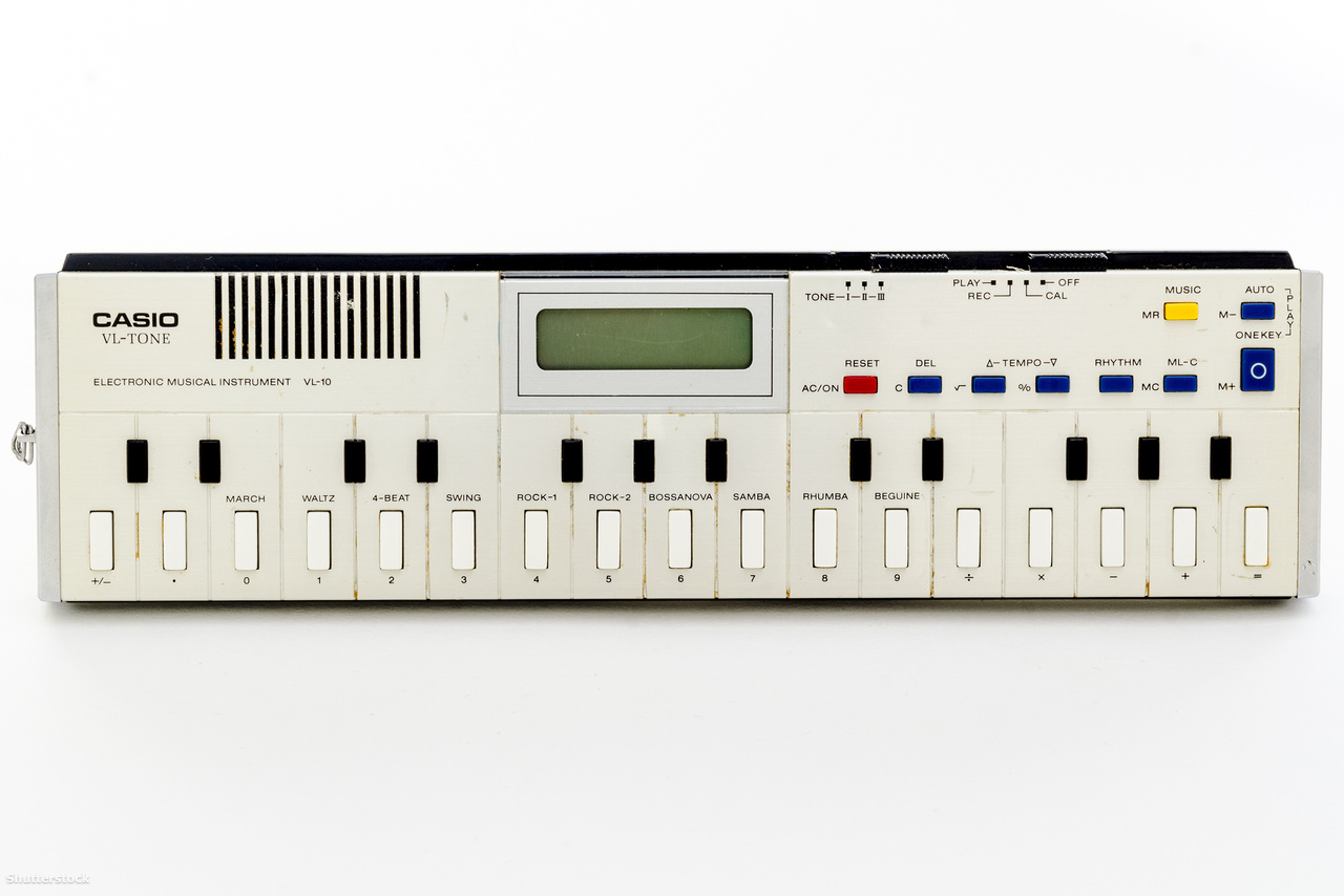 1979-ben jelent meg az első Casio VL-Tone. Az olcsó, elemmel működő, kb 25 centiméter hosszú, inkább gyerekjátéknak beillő szintetizátor-szekvencer az utóbbi években lett igazán népszerű a futurisztikus, de leginkább vicces, lo-fi hangzásokat kereső zenészek közt.