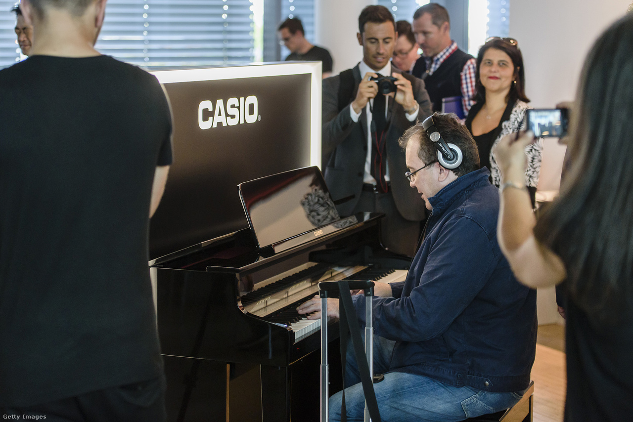 A Casio Celviano Grand Hybrid Digital Piano (2015) viszont tökéletesen úgy néz ki mint egy elegáns pianínó.
                        