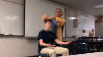 Letartóztatták a tanárnőt, aki a gyerekeket hajvágóval hajkurászta, közben az amerikai himnuszt énekelte