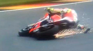 Rossi bukott, ruhája kiszakadt, karja sérült