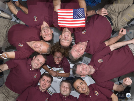 Nemzeti büszkeség. Az Atlantis magával vitte utolsó útjára azt az amerikai zászlót, ami még az első űrsiklóküldetés, az STS-1 során járta meg az űrt a Columbia űrrepülőgép fedélzetén. 