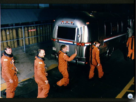 1989. augusztus 8. Az STS-28-as űrsiklóküldetés legénysége (Brewster H. Shaw, Richard N. Richards, David C. Leestma, James C. Adamson és Mark N. Brown) a Columbia felé tart.