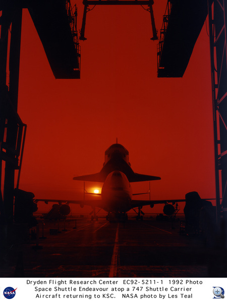 1992. május. Az első küldetésén túllévő Endeavour űrsikló az SCA-747-esre szerelve várja, hogy hazavigyék Floridába.
