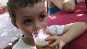 Engedékeny szülők gyerekei könnyebben lesznek alkoholisták