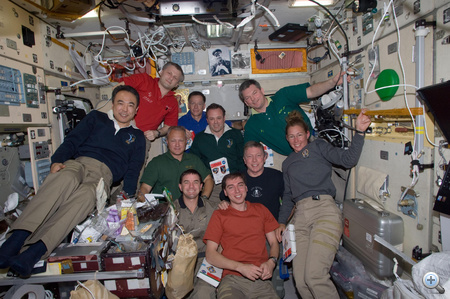 2011. július 16. A repülés 9. napja. Az ISS legénysége és az Atlantis űrhajósai kicsit félretettél bokros teendőiket egy közös fotó kedvéért.
            