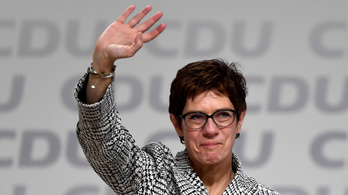 Annegret Kramp-Karrenbauer váltja Angela Merkelt a német kormánypárt élén