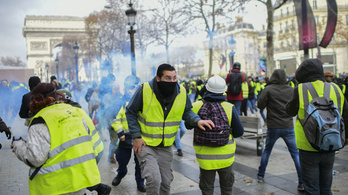Lángok és könnygáz: csatatér lett Párizs belvárosa