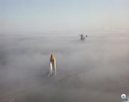 1982. november 30. Sűrű ködben araszol a Challenger a 39A indítóállás felé, hogy első útjára (STS-6) induljon. A második amerikai űrsikló első startjára végül 1983. április 4-én került sor.