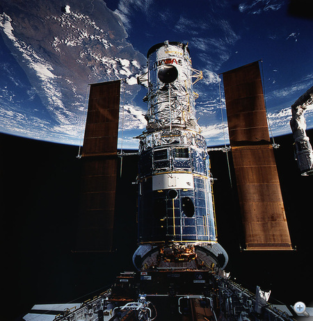 1993. december 4. STS-61: a javításhoz befogott Hubble űrteleszkóp és a Föld, egészen pontosan Madagaszkár.
