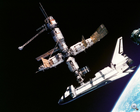 1995. július 4. Az első dokkolás a Mir űrállomáshoz. A képet a Szojuz orosz űrhajósai - Anatolij Solovjevés Nikolaj Budarin - készítették.