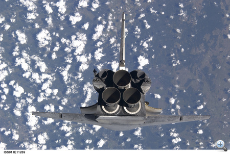 2005. július 28. Az űrsiklót minden oldaláról lefényképezték, hogy a képeket elemezve esetleges sérülést keressenek, olyasmit, ami a Columbia tragédiájához vezetett. A Discovery ekkor 182 méterre volt az ISS-től, a hátraszaltó után sikerrel kapcsolódott az űrállomáshoz.