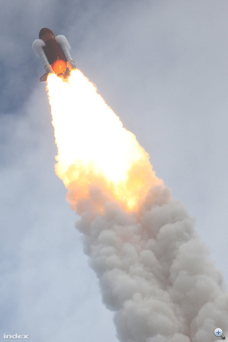 Szingularitás párafelhő a két szilárd hajtóanyagú rakéta csúcsán